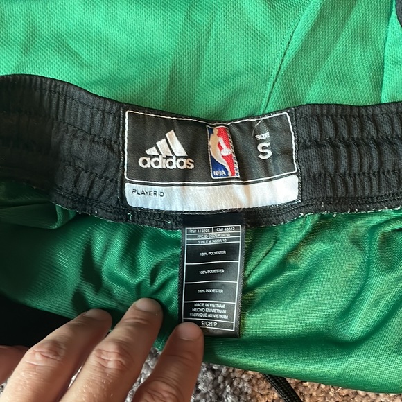 Boston Celtics shorts. Men’s small fits like a medium. Black and green - Picture 3 of 3
